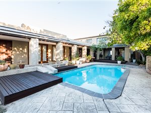 5 Bed House in Waves Edge
