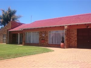 3 Bed House in Lourenspark