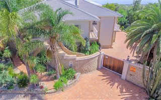 4 Bedroom House in Sundowner