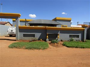 3 Bed House in Etwatwa