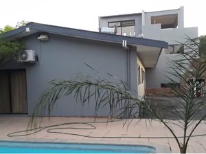 8 Bed House in Onder Papegaaiberg