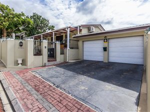 4 Bedroom House in Paarl Central West