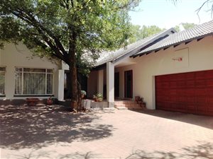 4 Bed House in Lynnwood Glen