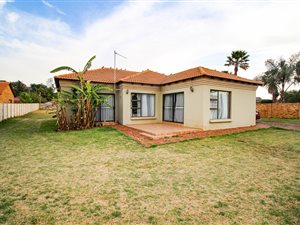 3 Bed House in Daggafontein