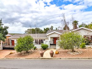 4 Bed House in Protea Valley