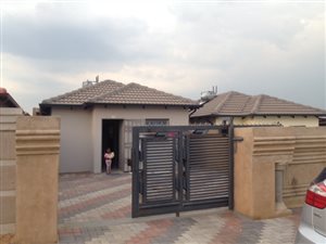 2 Bedroom House in Clayville