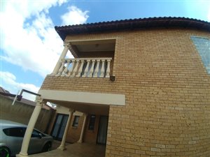11 Bed House in Rabie Ridge