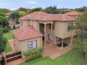 5 Bed House in Bronberg