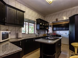 5 Bed House in Clare Estate