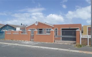 5 Bedroom House in Strandfontein