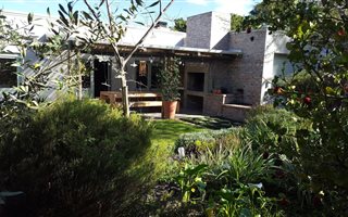 3 Bedroom Garden Cottage in Onrus