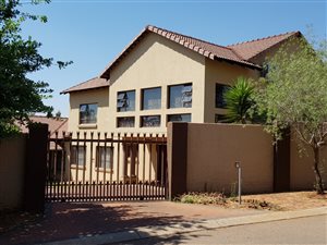 5 Bed House in Highveld