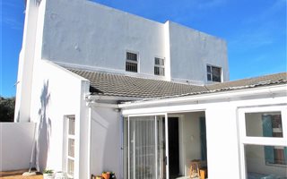 5 Bedroom House in Marina Da Gama