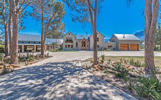 5 Bedroom House in Sir Lowrys and surrounds