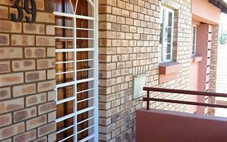 2 Bedroom Apartment in Die Hoewes