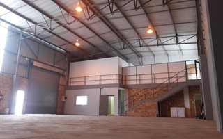 476 m² Industrial space in Stormill