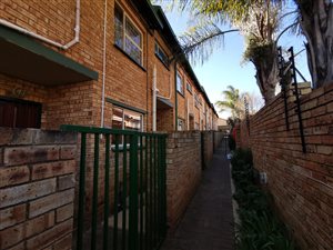 2 Bed Apartment in Roodekrans