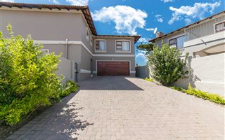 3 Bedroom Townhouse in Maroeladal