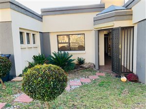 4 Bed House in Robertsham