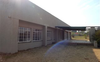 350 m² Commercial space in Valley Settlements AH