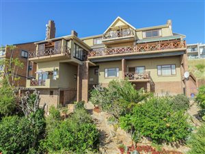 6 Bed House in Mossel Bay Central