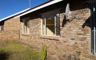2 Bedroom Townhouse in Meiringspark