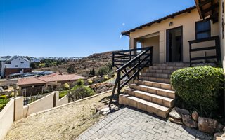 3 Bedroom Simplex in Oakdene