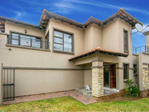 3 Bed Apartment in Fourways