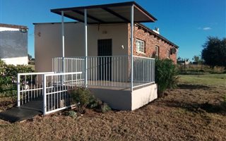 2 Bedroom Garden Cottage in Hillside AH
