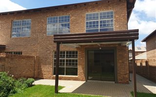 4 Bedroom Cluster in Hazeldean (Silverlakes Surroundings)