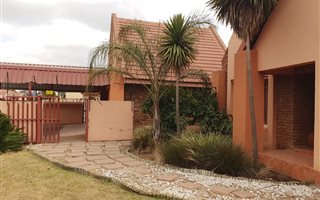 3 Bedroom House in Penina Park