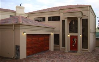 4 Bedroom Townhouse in Die Heuwel