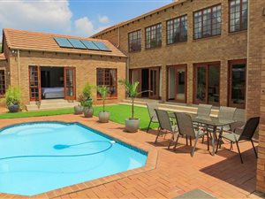 5 Bed House in Silver Lakes Golf Estate