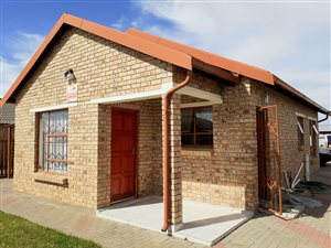 2 Bed House in Mandela View