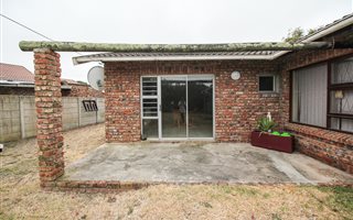 Bachelor apartment in Rowallan Park and surrounds