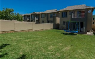 3 Bedroom Townhouse in Ruimsig Country Estate