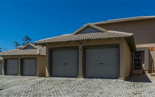 3 Bedroom Townhouse in Ruimsig Country Estate