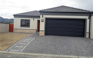 3 Bedroom House in Fairview Golf Estate