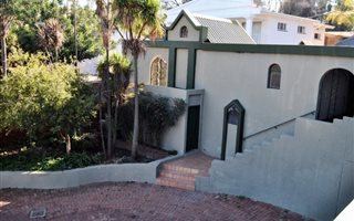 8 Bedroom House in Monument Park