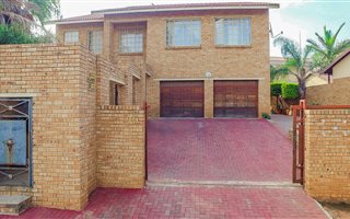 5 Bedroom House in Rustenburg Central