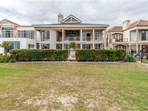 4 Bed House in Greenways Golf Estate