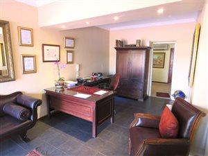 325 m² Office Space in Die Hoewes