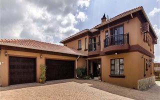 4 Bedroom House in Blue Valley Golf Estate