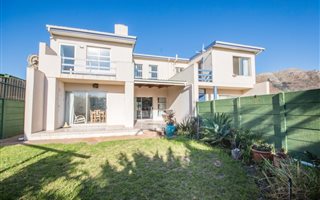 4 Bedroom House in Gordons Bay Central
