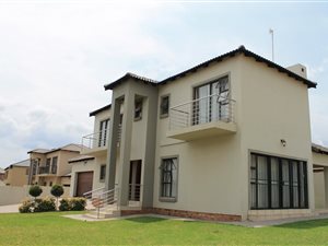 3 Bed Duet in Thatchfield