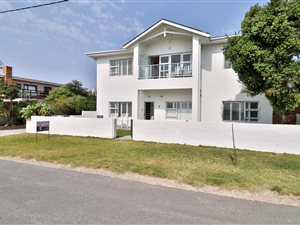4 Bed House in Struisbaai