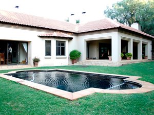5 Bedroom House in Country Lane Estate