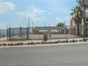 1000 m² Land available in Zakariyya Park