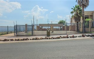 1000 m² Land available in Zakariyya Park