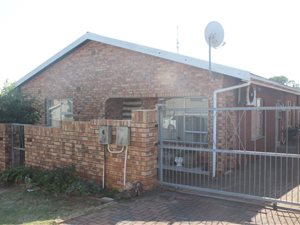 5 Bed House in Wentworth